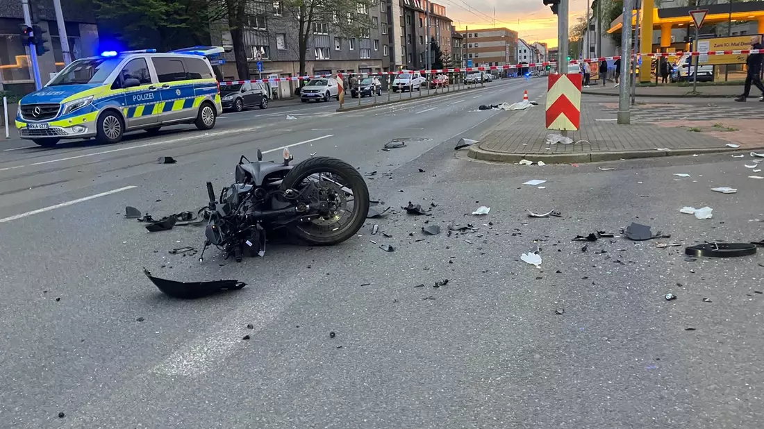 FW-MH: Schwerer Verkehrsunfall zwischen PKW und Motorrad - Bild: presseportal.de