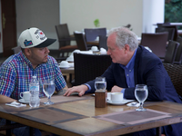 Senator Van Hollen spricht erstmals mit dem abgeschobenen Kilmar Ábrego García - später sollen «Margarita-Gläser» aufgetaucht sein.  - Foto: Uncredited/Press Office Senator Van Hollen/AP/dpa