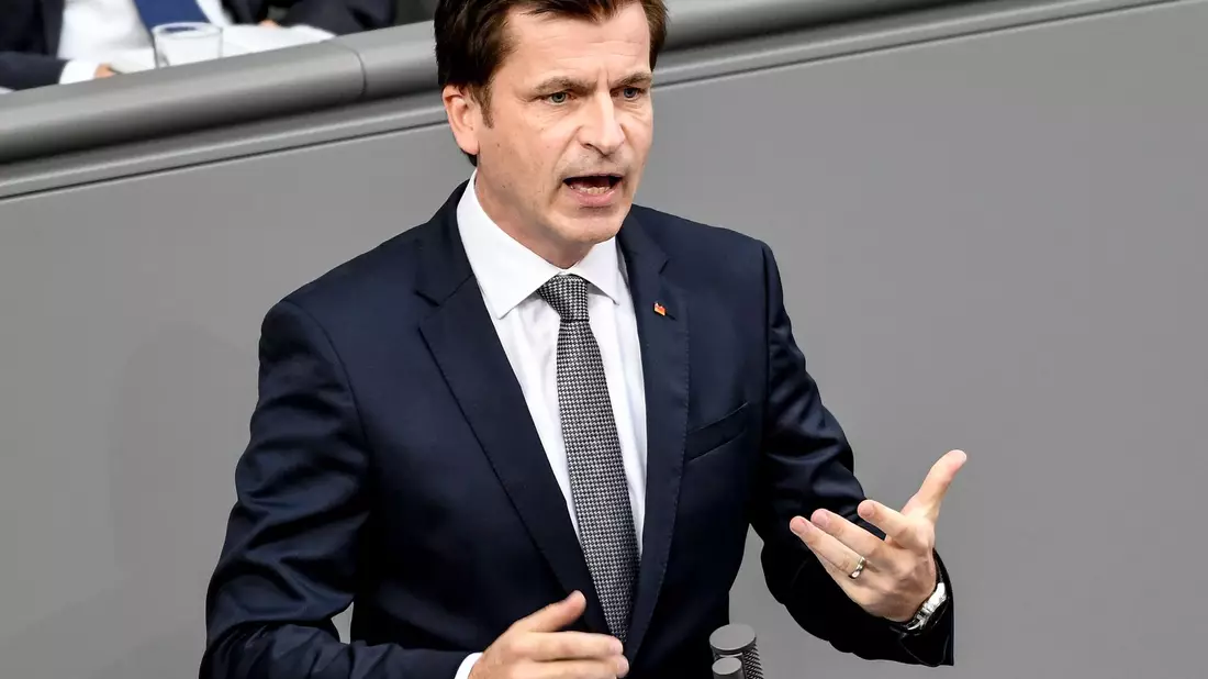 Kommunen-Spitzenvertreter André Berghegger, hier noch als CDU-Bundestagsabgeordneter am Rednerpult. (Archivbild) - Bild: Britta Pedersen/dpa-Zentralbild/dpa