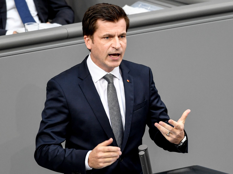 Kommunen-Spitzenvertreter André Berghegger, hier noch als CDU-Bundestagsabgeordneter am Rednerpult. (Archivbild) - Foto: Britta Pedersen/dpa-Zentralbild/dpa