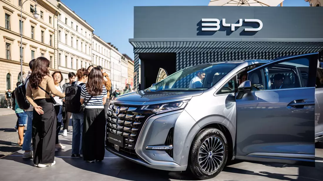 Ein Fahrzeug des chinesischen Herstellers BYD bei der letzten IAA in München. Auf deutschen Straßen sind sie noch sehr selten. - Bild: Matthias Balk/dpa