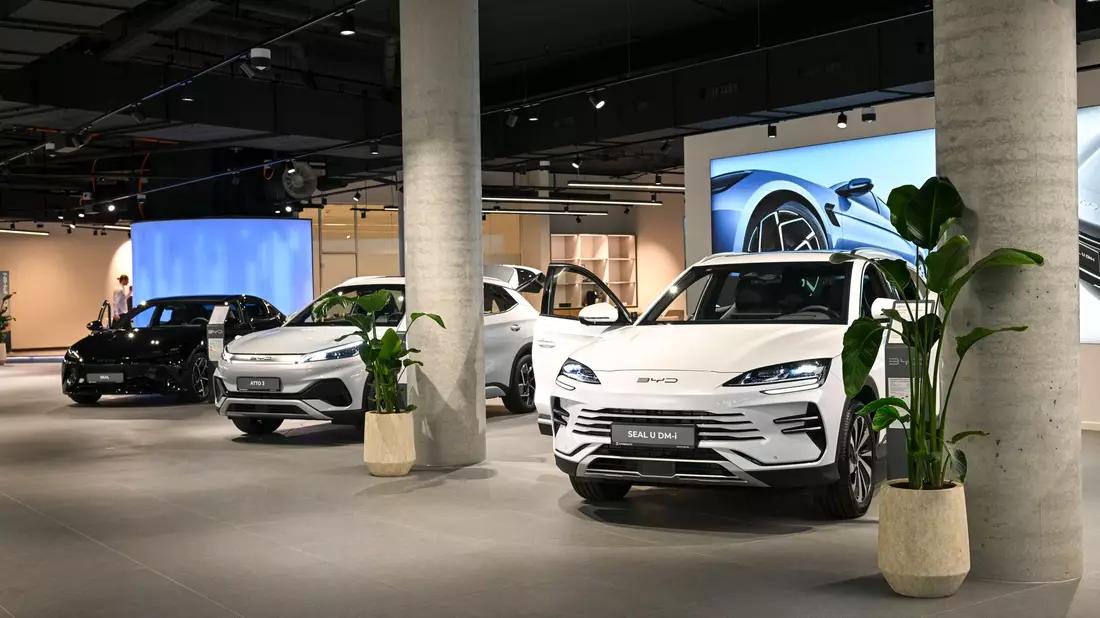 Ein BYD-Store in Berlin. Die Marke setzt nicht auf billig. (Archivbild) - Bild: Jens Kalaene/dpa