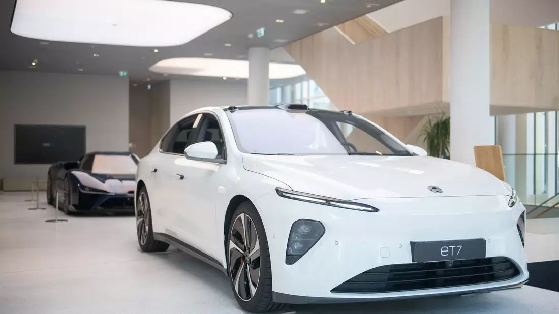 Ein E-Auto des Modells ET7 steht im Nio House Berlin. (Archivbild) - Bild: Sebastian Gollnow/dpa