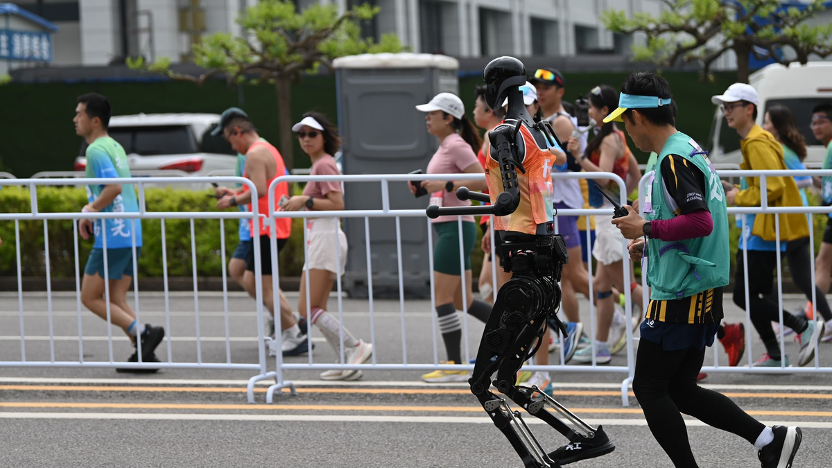 Die Laufstrecke der Roboter war von jener der Menschen getrennt.  - Foto: Johannes Neudecker/dpa