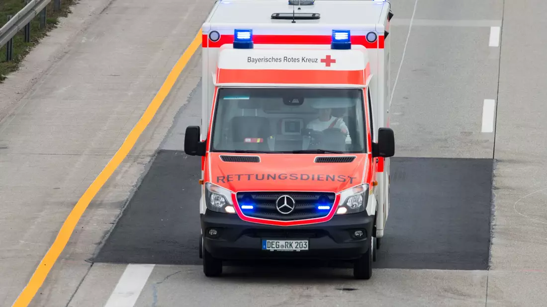 Die Rettungskräfte brachten den Mann in ein Krankenhaus. (Symbolbild) - Bild: Armin Weigel/dpa