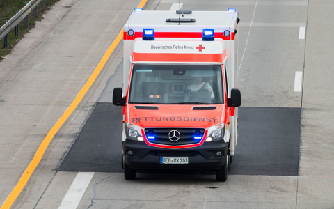 Die Rettungskräfte brachten den Mann in ein Krankenhaus. (Symbolbild) - Foto: Armin Weigel/dpa