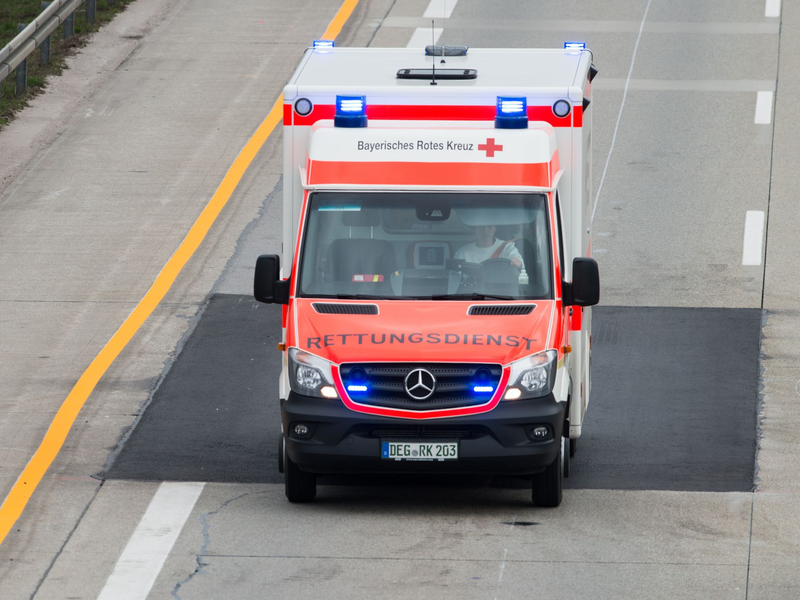 Die Rettungskräfte brachten den Mann in ein Krankenhaus. (Symbolbild) - Foto: Armin Weigel/dpa
