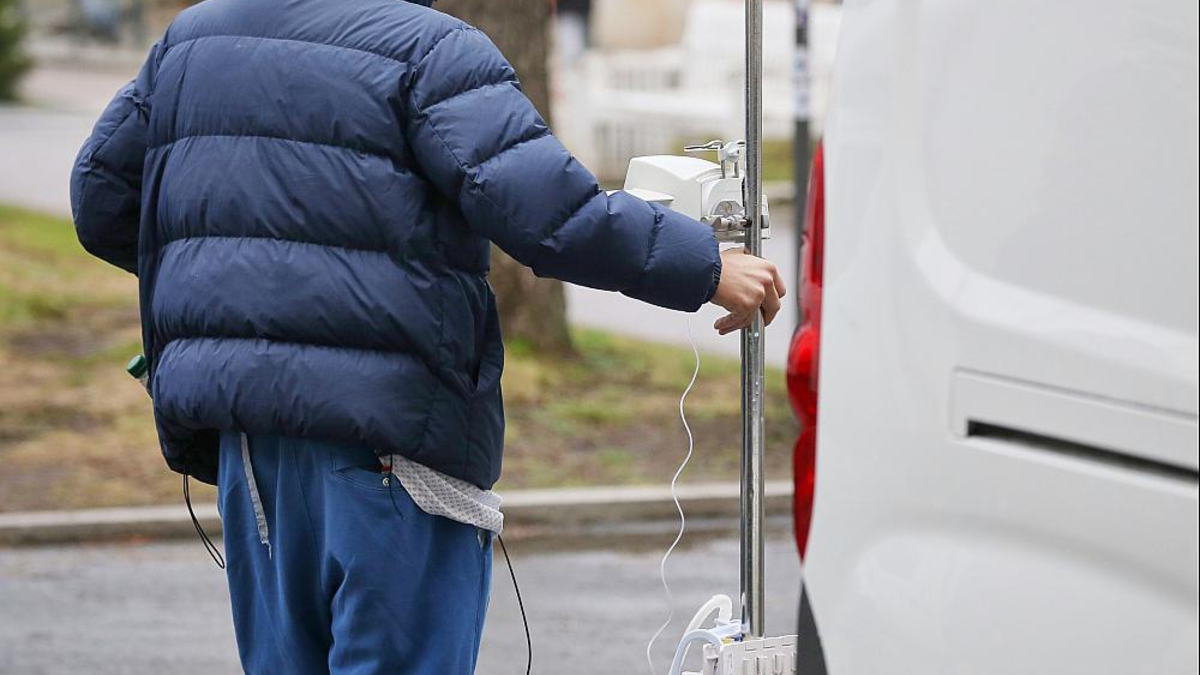 Patient mit Infusionsständer (Archiv) - Foto: über dts Nachrichtenagentur