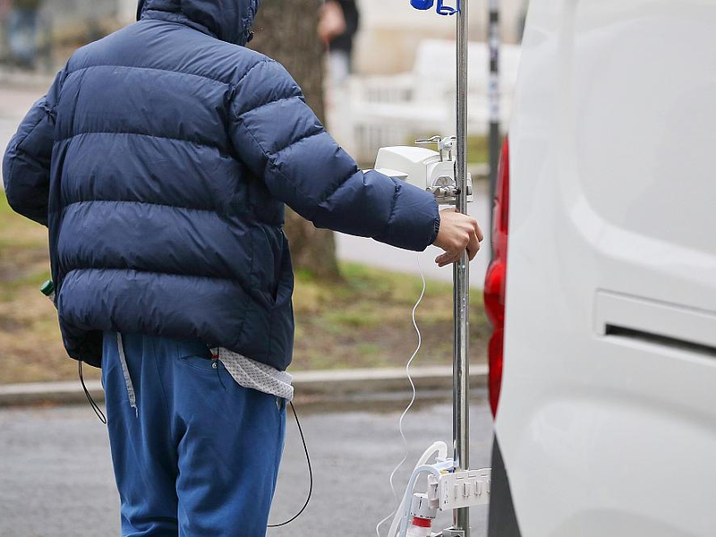 Patient mit Infusionsständer (Archiv) - Foto: über dts Nachrichtenagentur
