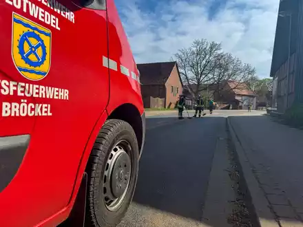 FW Flotwedel: Eine erneute Ölspur und eine qualmende Papierpresse halten die Feuerwehren im Flotwedel auf Trab - Foto: presseportal.de