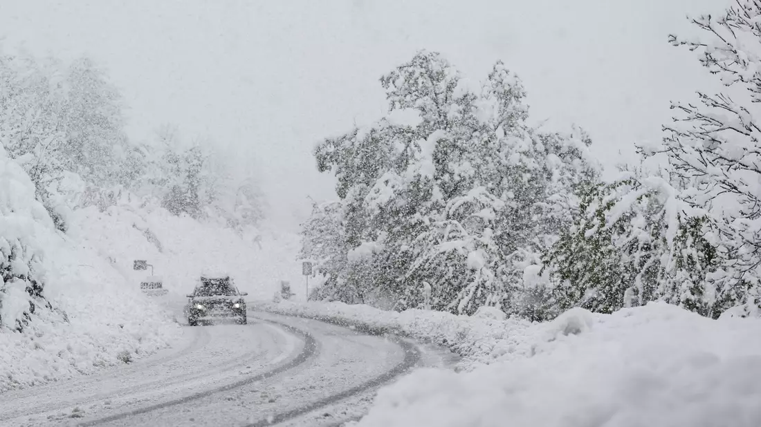 Nach dem starken Schneefall normalisiert sich die Lage in der Schweiz - Bild: Alessandro Della Valle/KEYSTONE/dpa