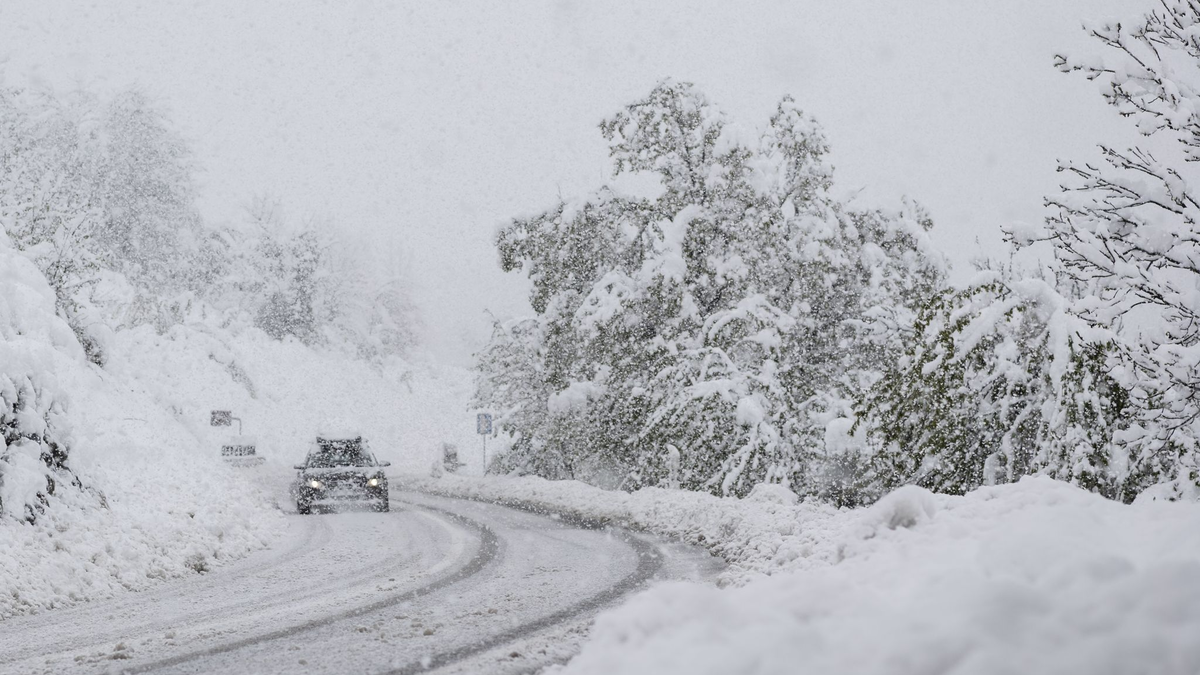 Nach dem starken Schneefall normalisiert sich die Lage in der Schweiz - Foto: Alessandro Della Valle/KEYSTONE/dpa
