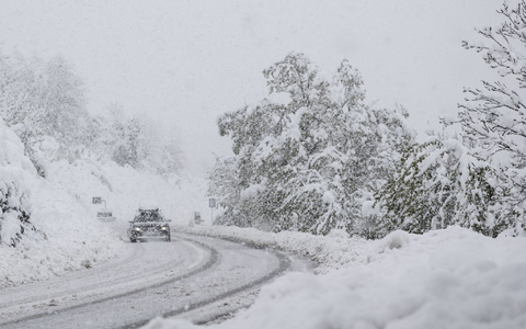 Nach dem starken Schneefall normalisiert sich die Lage in der Schweiz - Foto: Alessandro Della Valle/KEYSTONE/dpa
