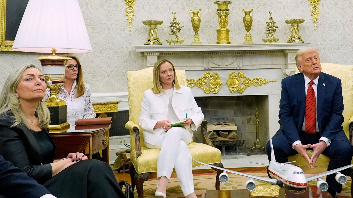 Die italienische Übersetzerin Valentina Maiolini-Rothbacher (2. von links) hatte im Weißen Haus einen Aussetzer. - Foto: Alex Brandon/AP/dpa