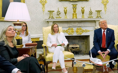 Die italienische Übersetzerin Valentina Maiolini-Rothbacher (2. von links) hatte im Weißen Haus einen Aussetzer. - Foto: Alex Brandon/AP/dpa