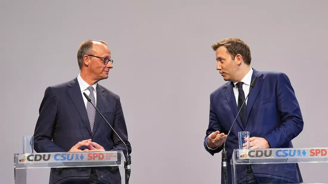 CDU-Chef Merz und SPD-Chef Klingbeil schließen Steuererhöhungen nicht für immer aus. (Archivbild) - Bild: Michael Kappeler/dpa