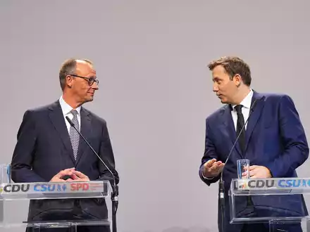 CDU-Chef Merz und SPD-Chef Klingbeil schließen Steuererhöhungen nicht für immer aus. (Archivbild) - Foto: Michael Kappeler/dpa