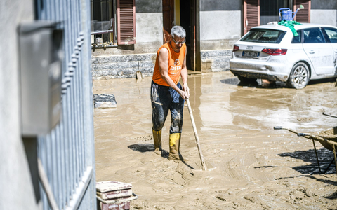 Nach den Unwettern sind die Menschen in Norditalien vielerorts mit Aufräumen beschäftigt. - Foto: Jason Tschepljakow/dpa