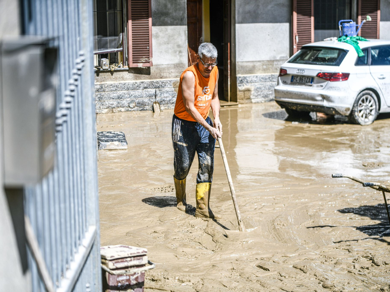 Nach den Unwettern sind die Menschen in Norditalien vielerorts mit Aufräumen beschäftigt. - Foto: Jason Tschepljakow/dpa