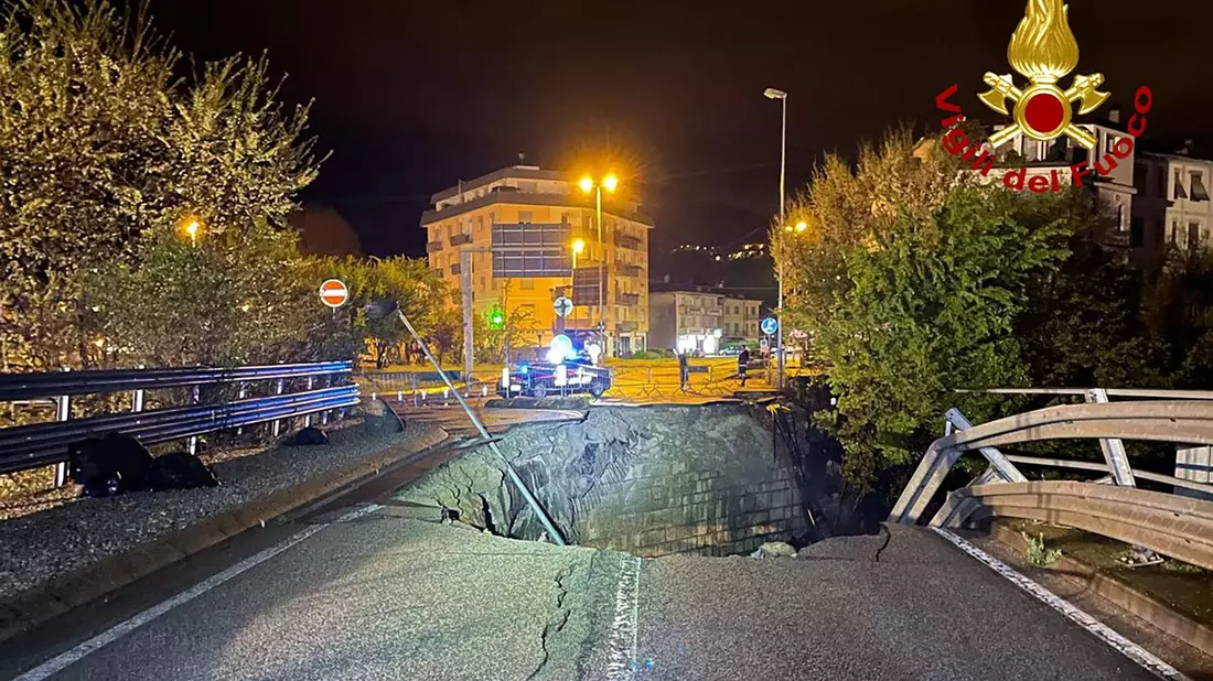 In der Gemeinde Valdagno stürzte ein Auto durch ein Loch in der Brücke in den Wildbach Agno. - Bild: -/Vigili del Fuoco/dpa