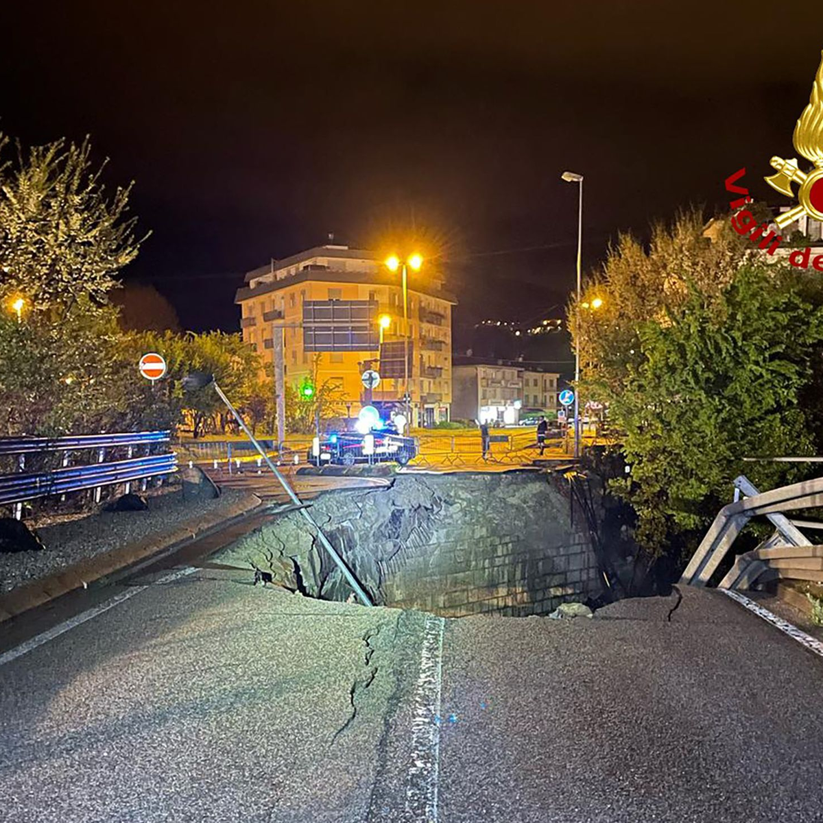 In der Gemeinde Valdagno stürzte ein Auto durch ein Loch in der Brücke in den Wildbach Agno. - Foto: -/Vigili del Fuoco/dpa