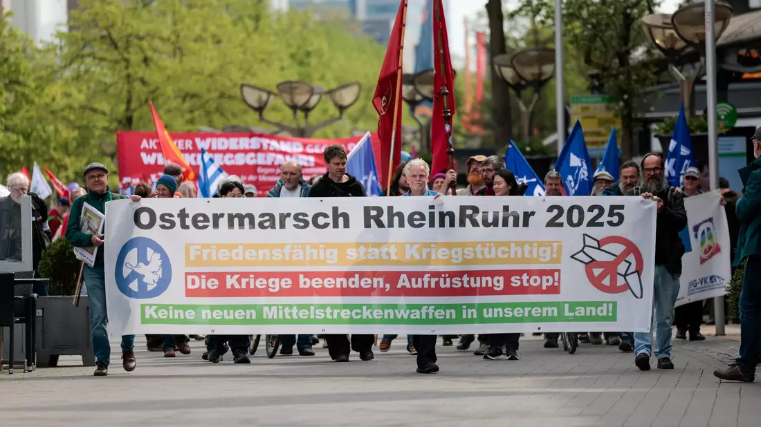 Ein wichtiges Symbol der Friedensaktivisten: Die Taube als Zeichen für die Hoffnung auf Frieden. - Bild: Thomas Banneyer/dpa