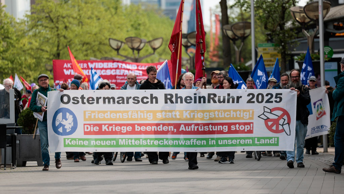 Ein wichtiges Symbol der Friedensaktivisten: Die Taube als Zeichen für die Hoffnung auf Frieden. - Foto: Thomas Banneyer/dpa