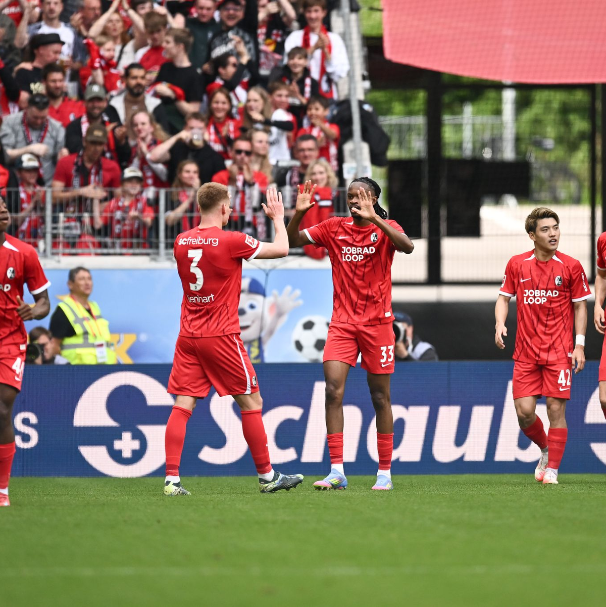 Die Freiburger gewannen ein turbulentes Spiel gegen Hoffenheim. - Foto: Silas Stein/dpa
