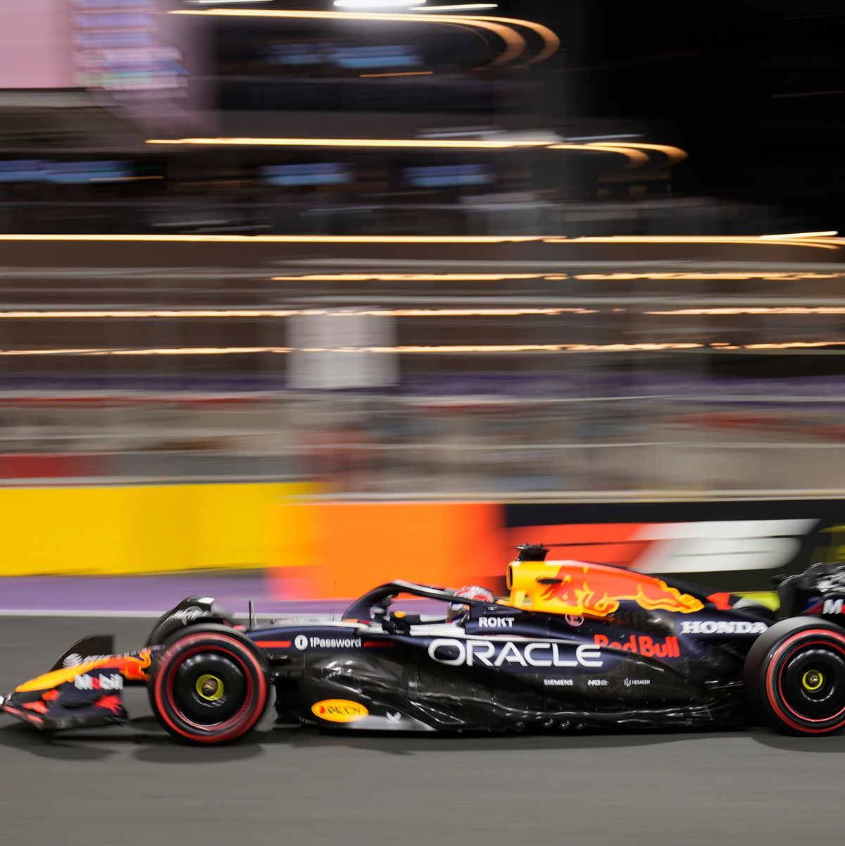 Es war die Szene des Rennens.   - Foto: Darko Bandic/AP/dpa