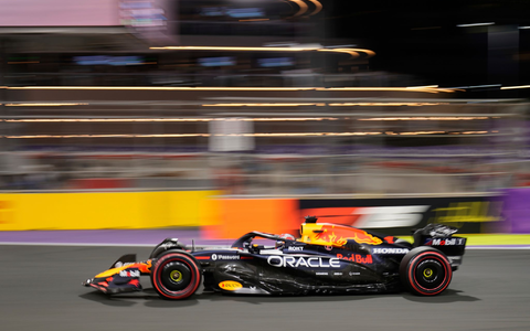 Es war die Szene des Rennens.   - Foto: Darko Bandic/AP/dpa