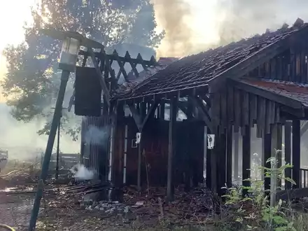FW-OB: Brand einer Holzhütte im Centro-Park - Einsatz dauert an - Foto: presseportal.de