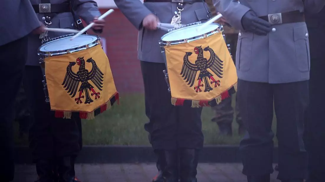 Bundeswehr-Soldaten beim Großen Zapfenstreich (Archiv) - Bild: über dts Nachrichtenagentur