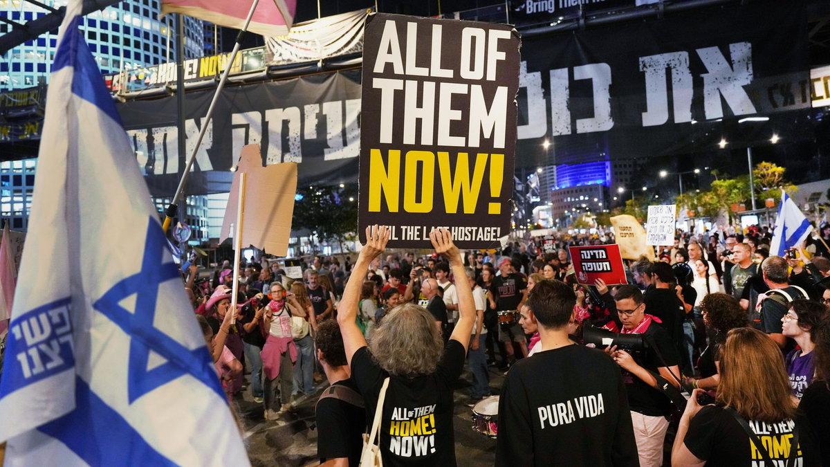 In Israel demonstrierten Tausende für eine sofortige Freilassung aller Geiseln aus der Gewalt der Hamas.  - Foto: Ariel Schalit/AP/dpa