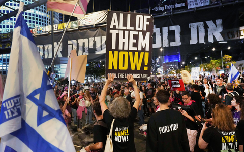 In Israel demonstrierten Tausende für eine sofortige Freilassung aller Geiseln aus der Gewalt der Hamas.  - Foto: Ariel Schalit/AP/dpa