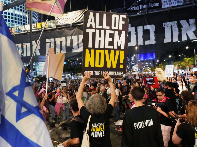 In Israel demonstrierten Tausende für eine sofortige Freilassung aller Geiseln aus der Gewalt der Hamas.  - Foto: Ariel Schalit/AP/dpa
