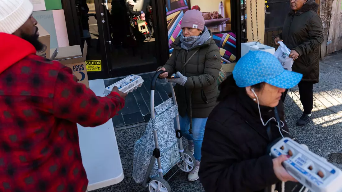 Im März kletterte der Supermarktpreis laut Statistik auf 6,23 Dollar für ein Dutzend Eier. (Archivbild) - Bild: Julia Demaree Nikhinson/AP/dpa