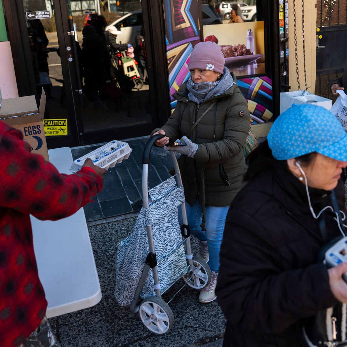 Im März kletterte der Supermarktpreis laut Statistik auf 6,23 Dollar für ein Dutzend Eier. (Archivbild) - Foto: Julia Demaree Nikhinson/AP/dpa