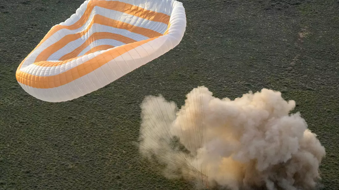 Das «Sojus MS-26»-Raumschiff ist in Kasachstan gelandet. - Bild: Bill Ingalls/NASA/AP/dpa