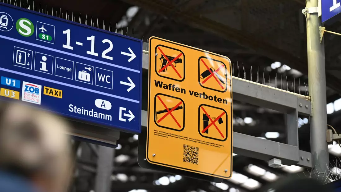 Die Gewerkschaft der Polizei strebt eine bundesweit einheitliche Regelung an. (Archivbild) - Bild: Niklas Graeber/dpa