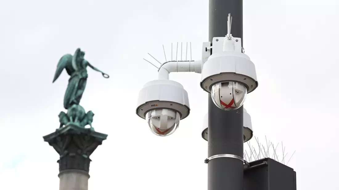Auch einen Ausbau der Videoüberwachung fordert die Gewerkschaft. (Archivbild) - Bild: Bernd Weißbrod/dpa