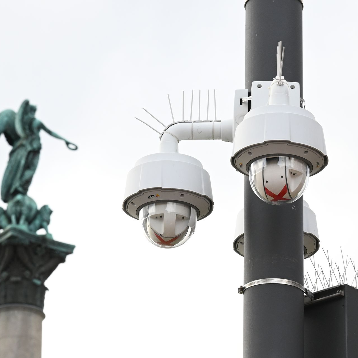 Auch einen Ausbau der Videoüberwachung fordert die Gewerkschaft. (Archivbild) - Foto: Bernd Weißbrod/dpa