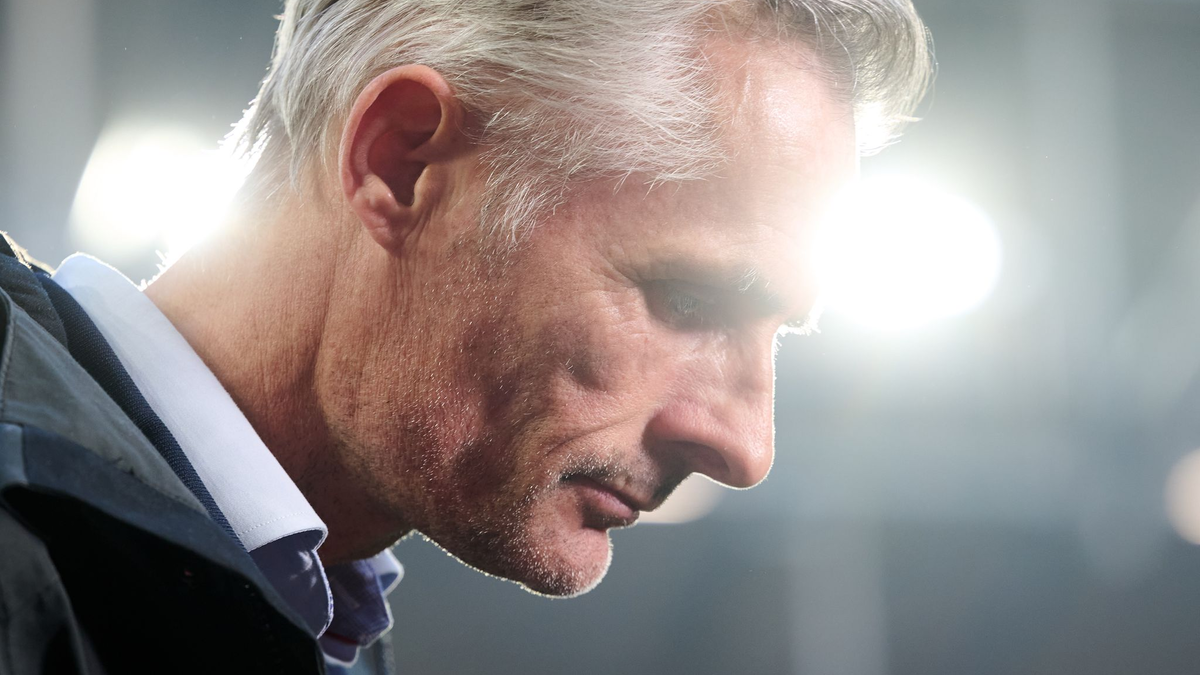 Zweifelt am Rückhalt des Vereins: Schalke-Trainer Kees van Wonderen. - Foto: Bernd Thissen/dpa