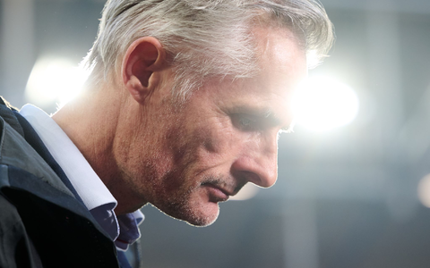 Muss am Saisonende gehen: Schalke-Trainer Kees van Wonderen. - Foto: Bernd Thissen/dpa