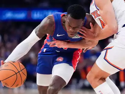 Dennis Schröder verliert mit Detroit zum Playoff-Start in New York. - Foto: Julia Demaree Nikhinson/AP/dpa