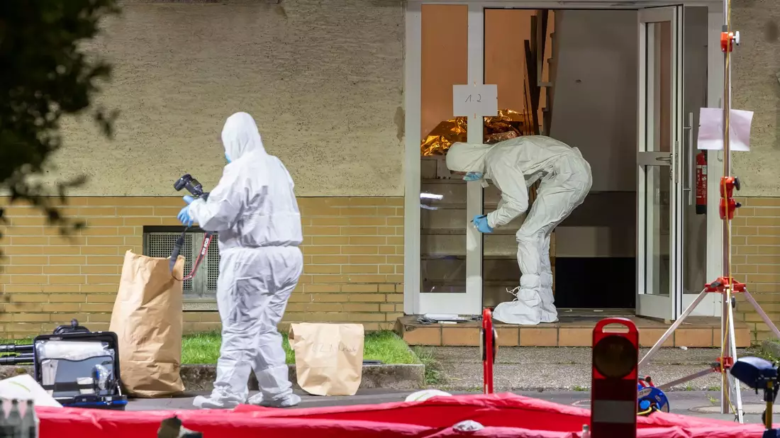Nach der Tat in Bad Nauheim sicherte die Polizei Spuren. - Bild: Helmut Fricke/dpa