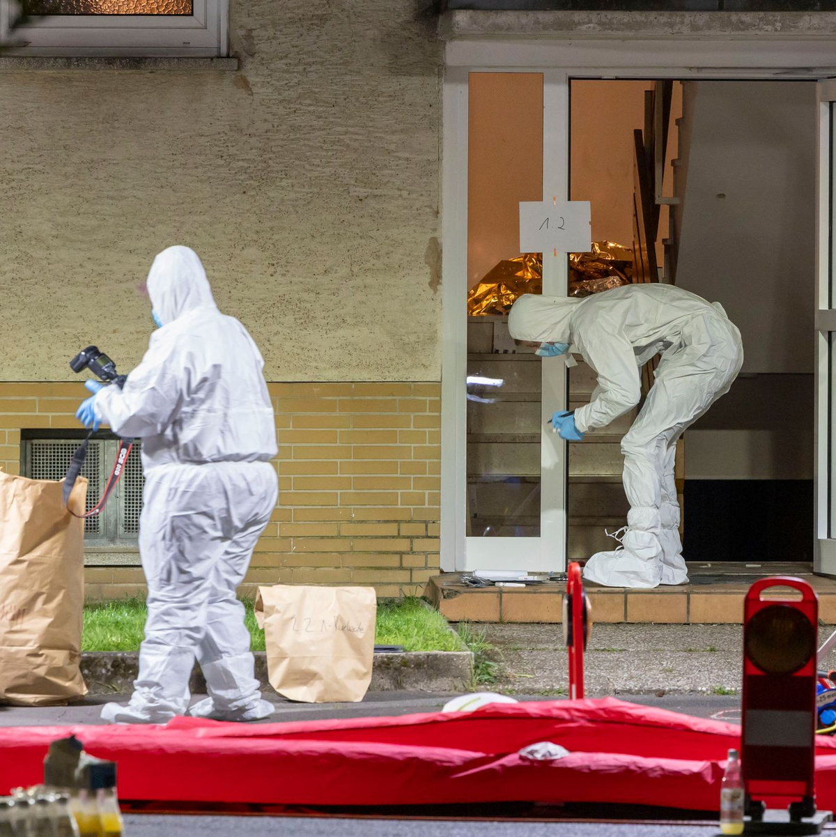 Die Spurensicherung am Tatort konnte am Sonntag weitgehend abgeschlossen werden. - Foto: Helmut Fricke/dpa