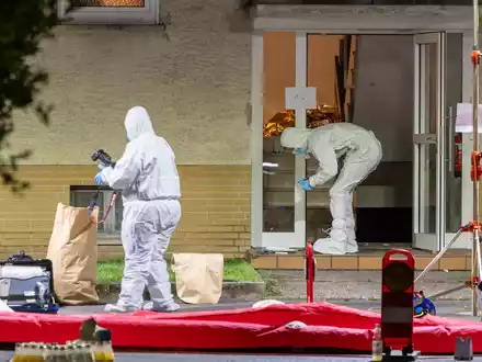 Nach der Tat in Bad Nauheim sicherte die Polizei Spuren. - Foto: Helmut Fricke/dpa