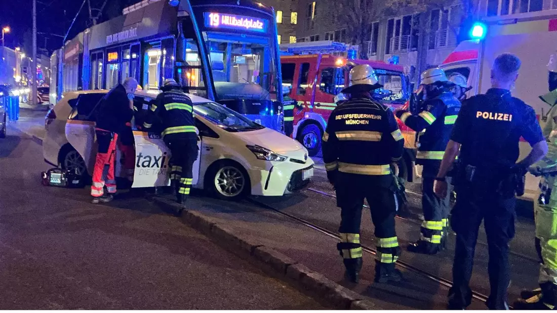 FW-M: Taxi und Straßenbahn treffen sich (Ludwigsvorstadt) - Bild: presseportal.de