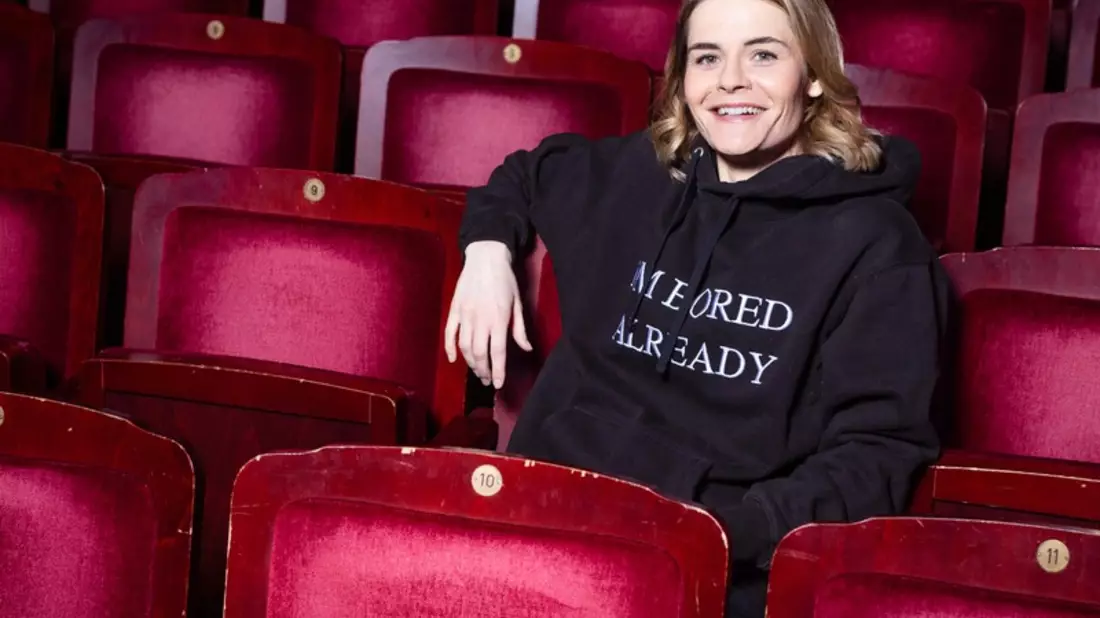 Hazel Brugger: Ich würde mich gern dreiteilen / Erst Akne, dann Schuppenflechte: Im Gespräch mit der Apotheken Umschau erklärt die Comedian, was Stress mit ihren Hautkrankheiten zu tun hat - Bild: presseportal.de