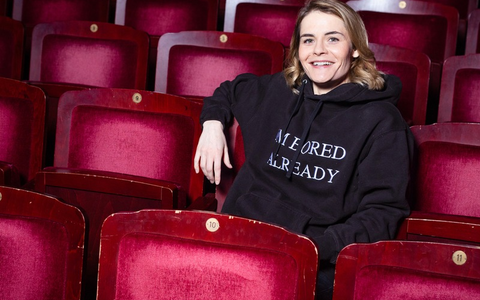 Hazel Brugger: Ich würde mich gern dreiteilen / Erst Akne, dann Schuppenflechte: Im Gespräch mit der Apotheken Umschau erklärt die Comedian, was Stress mit ihren Hautkrankheiten zu tun hat - Foto: presseportal.de